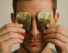 Cernes et poches sous les yeux chez l'homme : origines et traitements naturels